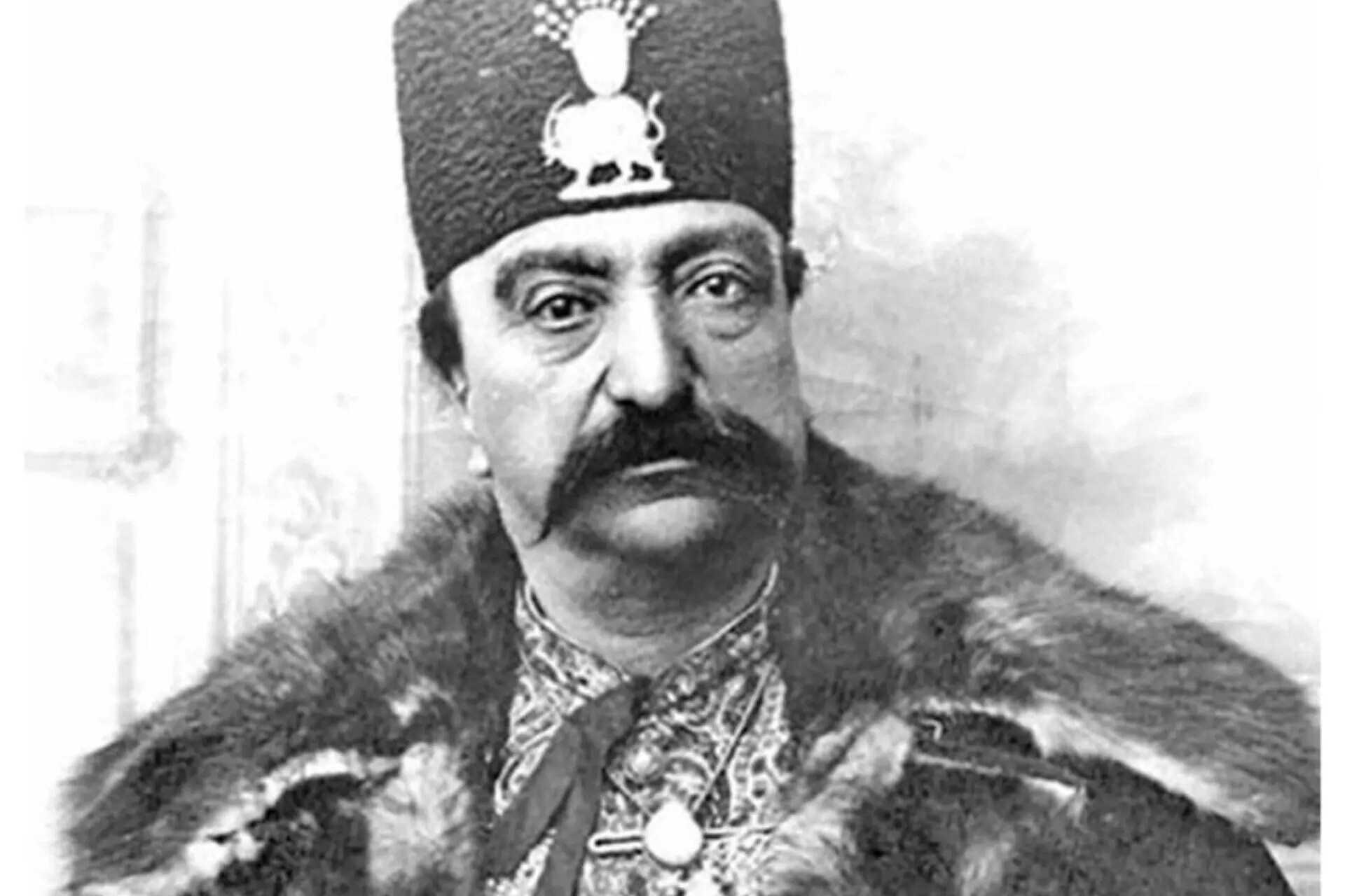 سلفی بامزه ناصرالدین‌شاه در آسانسور سلطنتی!