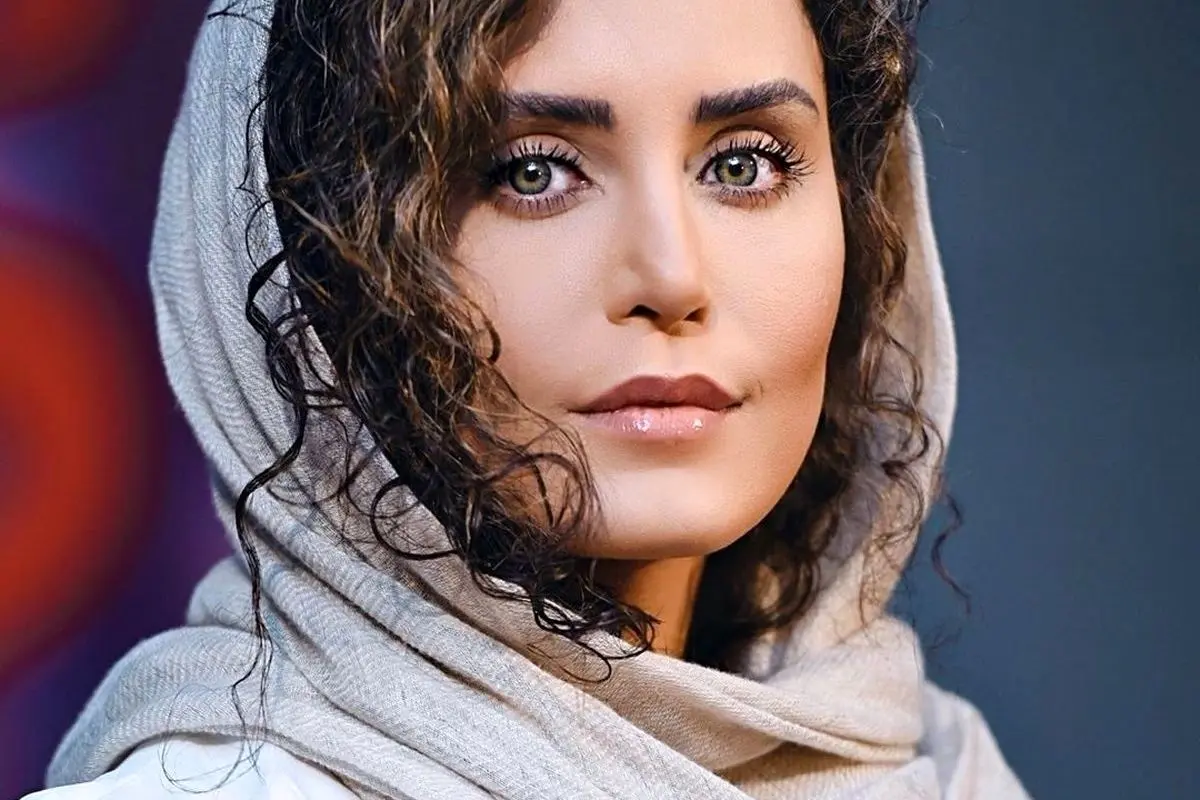 الناز شاکردوست در لباس فضانوردی و با ژستی عجیب، قصد سفر به مریخ را دارد!
