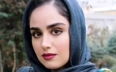 هانیه غلامی، بازیگر کم‌سن و سال کشورمان در ماه محرم با اعتقادات ناب و خالص به امام حسین(ع) همزمان با هم‌زنی دیگِ آش نذری
