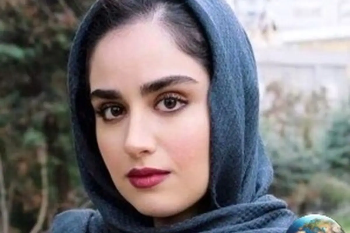 هانیه غلامی، بازیگر کم‌سن و سال کشورمان در ماه محرم با اعتقادات ناب و خالص به امام حسین(ع) همزمان با هم‌زنی دیگِ آش نذری