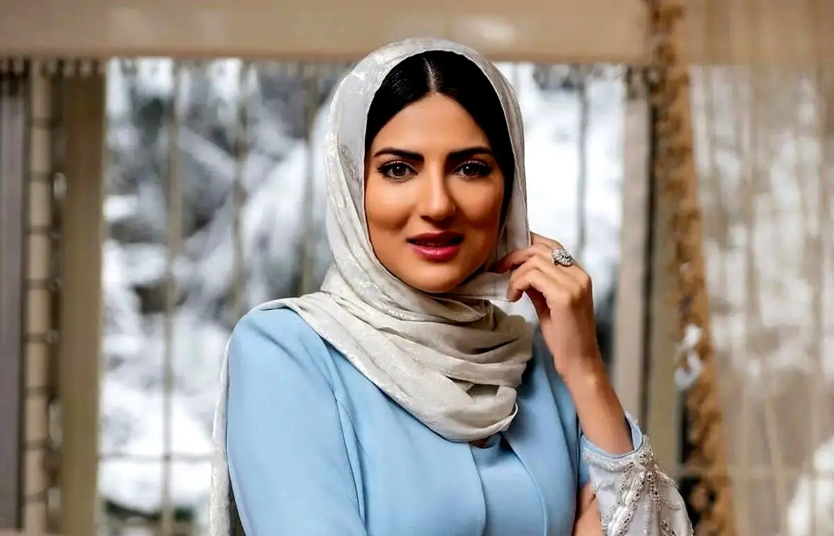 استایل جسورانه هلیا امامی با لباس کیمونو و انگشتر عجیب در جشنواره ۲۵، توجه رسانه‌ها را جلب کرد