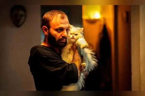 تصاویر متفاوت از دکوراسیون منزل بازیگر سینما صابر ابر با جالباسی استیل مینیمال و تابلوهای شیک