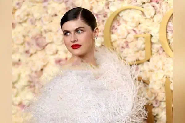 دیزاین و گل‌آرایی لوکس و مدرن میز شام گلدن گلوب 2025 در لس‌آنجلس