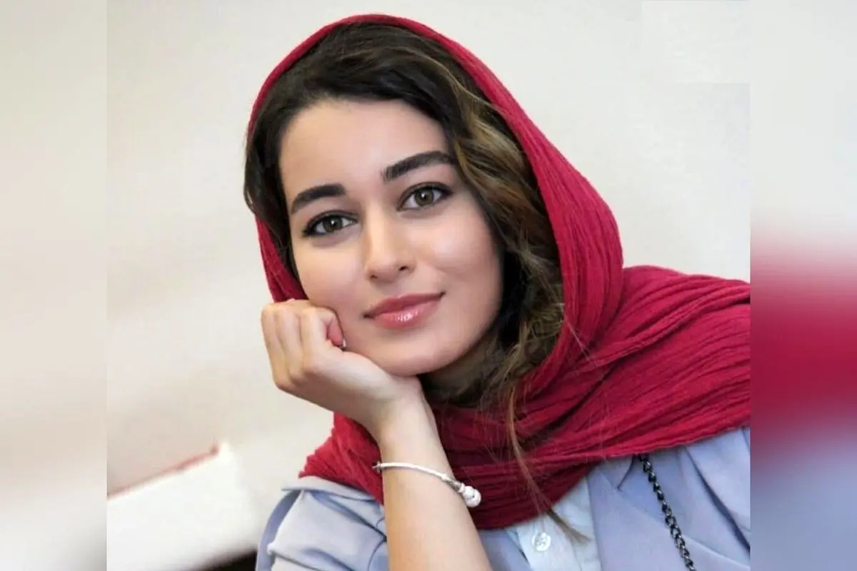 تصویر جدید مه‌لقا می‌نوش زاد در کوچه کاهی با معماری سنتی و حس نوستالژیک