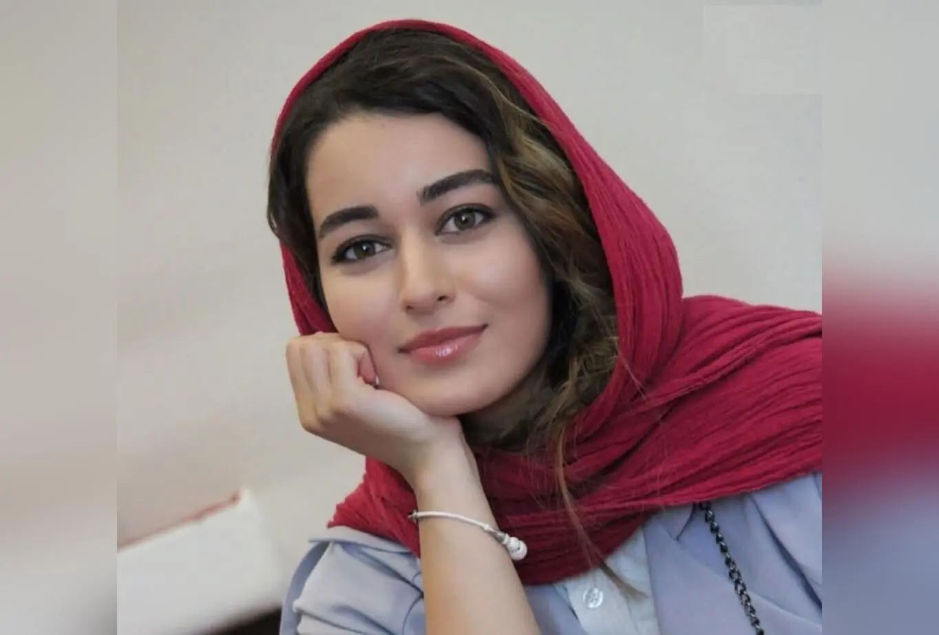 تصویر جدید مه‌لقا می‌نوش زاد در کوچه کاهی با معماری سنتی و حس نوستالژیک