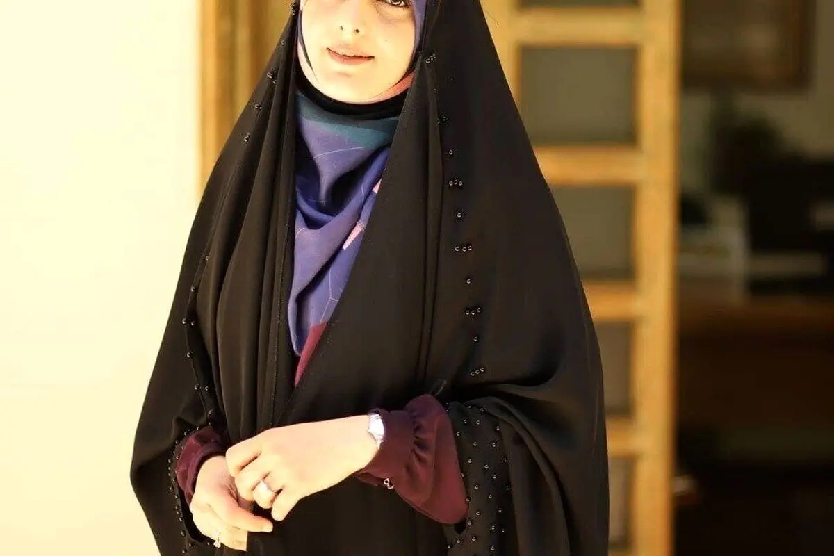 تصویر حیاط سرسبز و بزرگ ستاره سادات قطبی با گلدان‌های متعدد | زندگی آرام و متفاوت بازیگر معروف