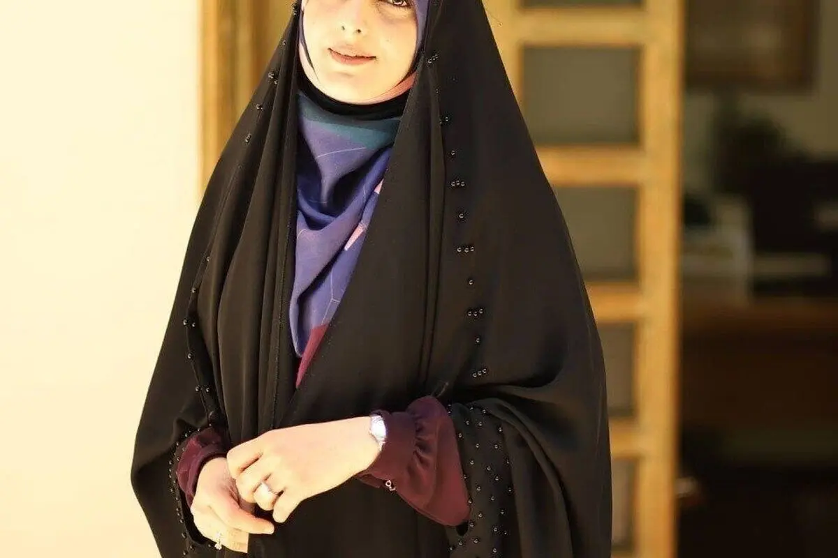 تصویر حیاط سرسبز و بزرگ ستاره سادات قطبی با گلدان‌های متعدد | زندگی آرام و متفاوت بازیگر معروف