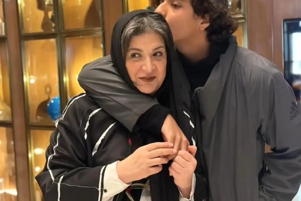 تصویر جدید آیین جعفری در کنار پیمان معادی و نگاهی به تیشرت جوانپسند پسر ریما رامین فر