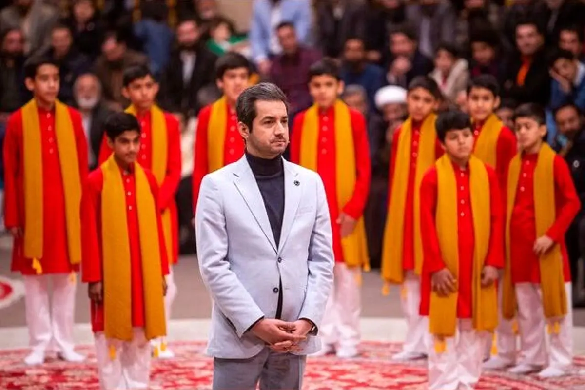 انتقاد از چیدمان زشت و طراحی نامناسب حسینیه معلی در شب‌های محرم: گلدان‌های غریب، فرش قرمز و بک‌گراند شلوغ