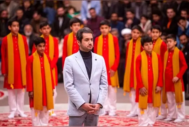 انتقاد از چیدمان زشت و طراحی نامناسب حسینیه معلی در شب‌های محرم: گلدان‌های غریب، فرش قرمز و بک‌گراند شلوغ