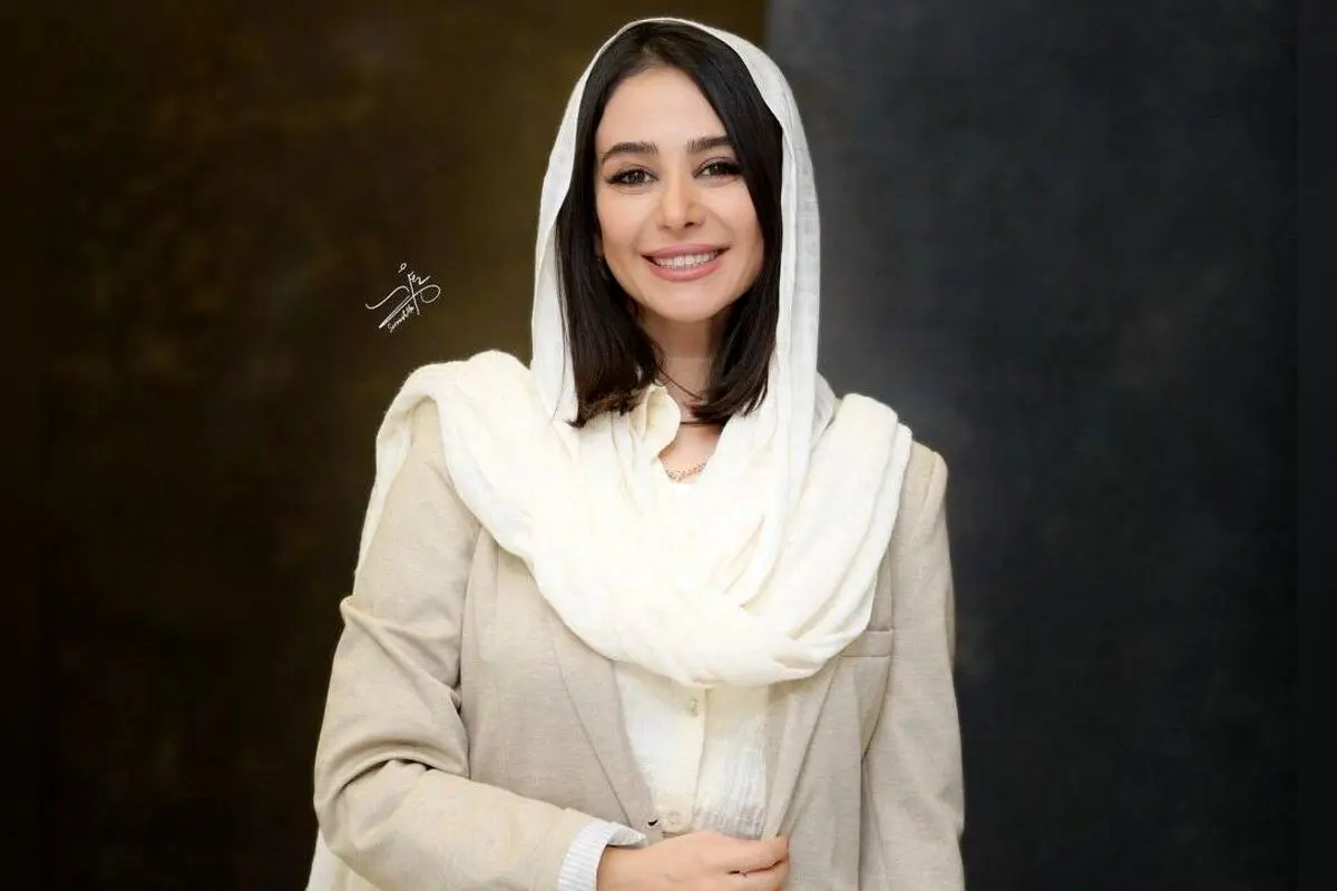 طراحی داخلی اتاق الناز حبیبی با فرش ایرانی و دکور سبز، فضایی گرم و هنری