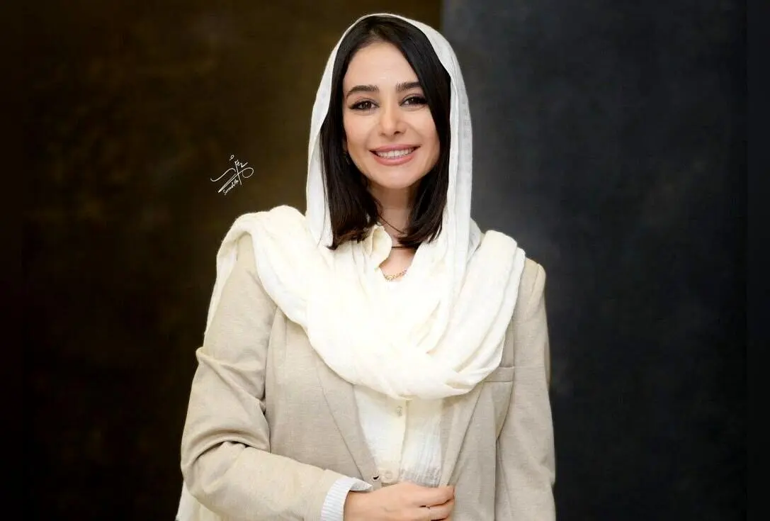 طراحی داخلی اتاق الناز حبیبی با فرش ایرانی و دکور سبز، فضایی گرم و هنری