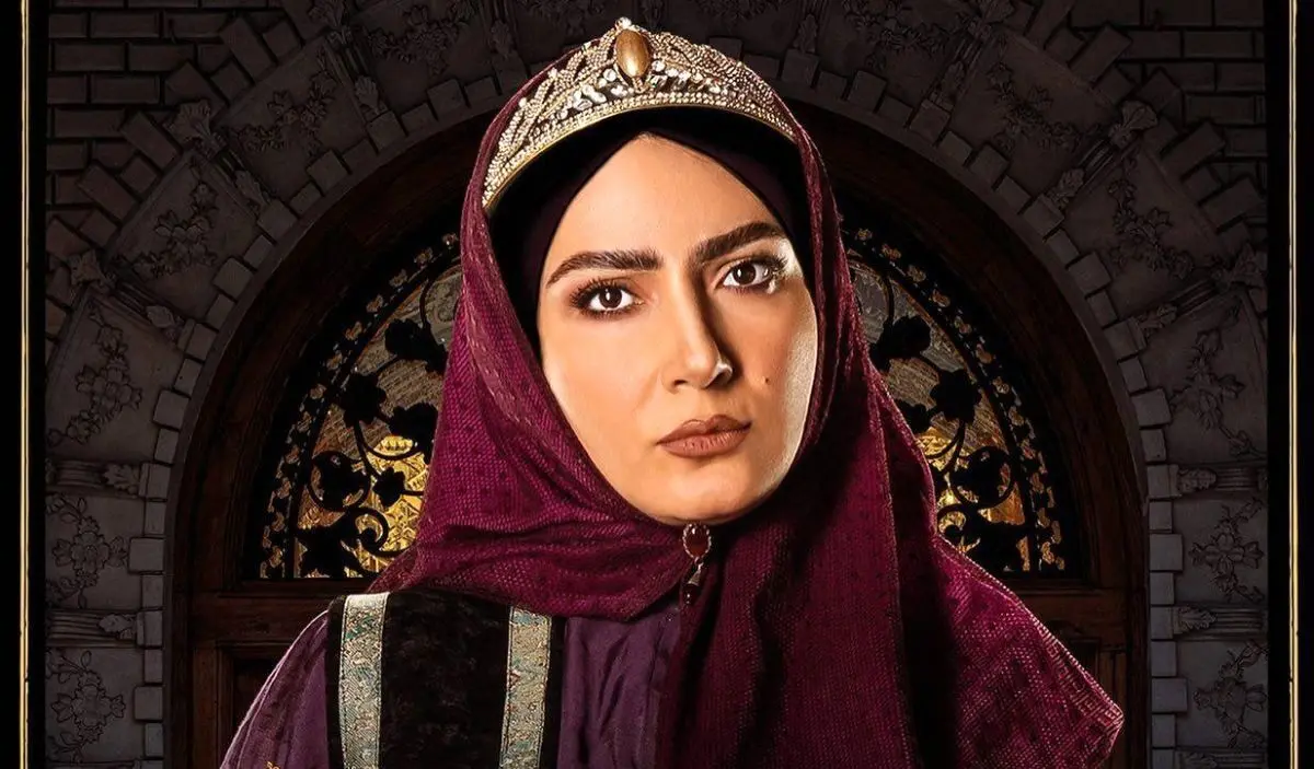 عکس دیدنی و بامزه از گلین خاتون در پشت‌صحنه سریال جیران؛ سوگلی در باغ همایونی چه نقش‌هایی داشت؟