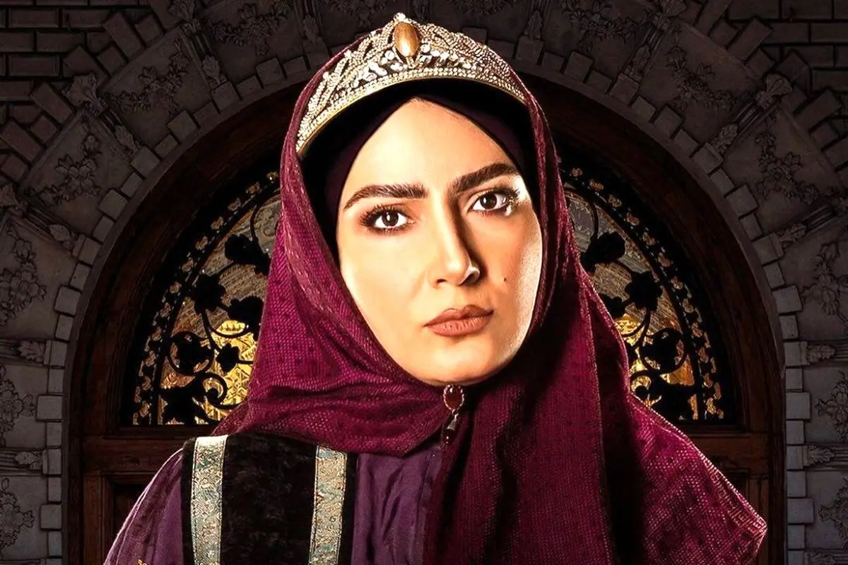 عکس دیدنی و بامزه از گلین خاتون در پشت‌صحنه سریال جیران؛ سوگلی در باغ همایونی چه نقش‌هایی داشت؟