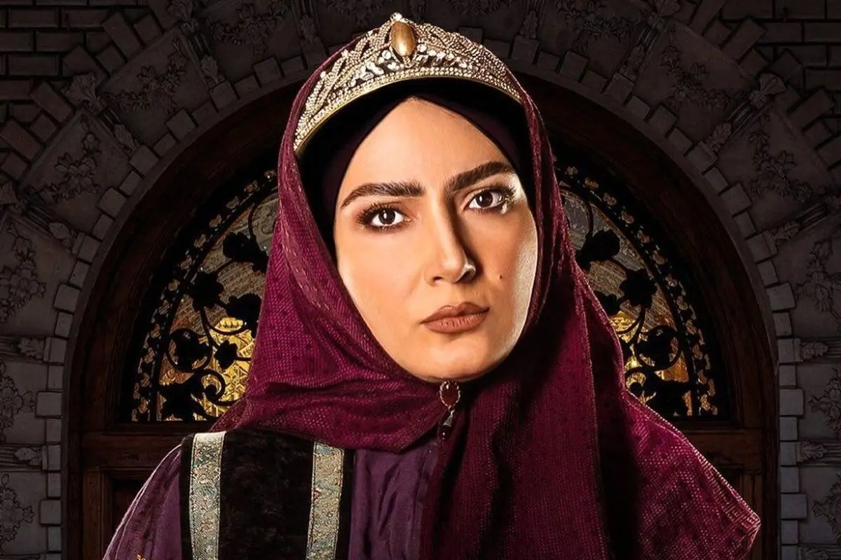 عکس دیدنی و بامزه از گلین خاتون در پشت‌صحنه سریال جیران؛ سوگلی در باغ همایونی چه نقش‌هایی داشت؟