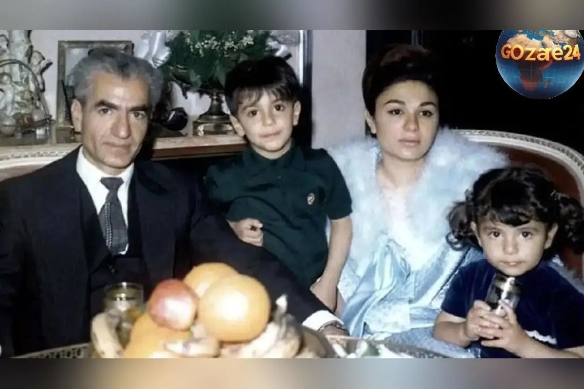 عکس تاریخی از مراسم خاکسپاری محمدرضا پهلوی در سال ۱۳۵۹ با حضور فرح دیبا و پسرانش