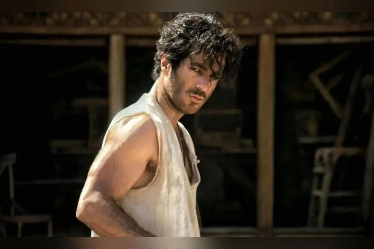 سلفی نوید پورفرج با رحیم نجار و استقبال گرم طرفداران در شب چهارم جشنواره فیلم فجر شیراز