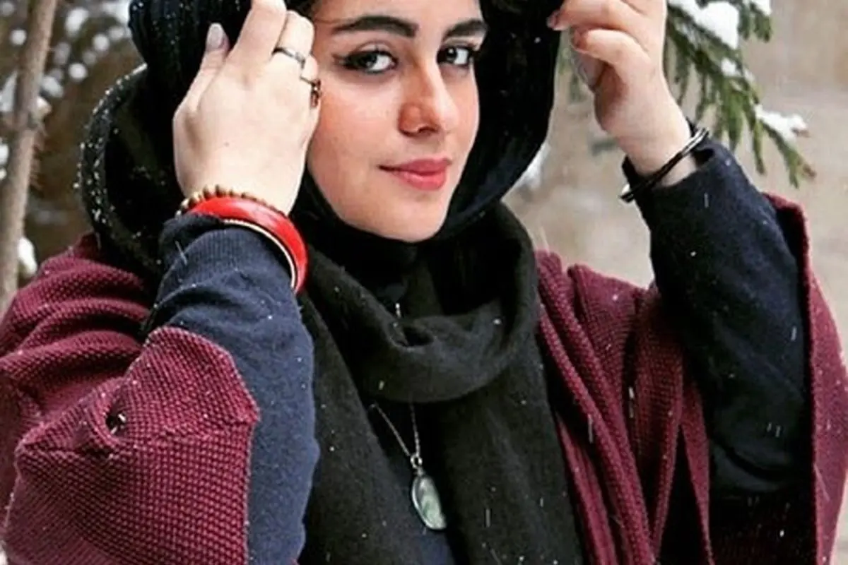 اتاق خواب شیک و دلنشین فاطیما بهارمست نغمه از سرنوشت با قفسه‌های پر از کتاب و گلدان‌های زیبا در کنار پنجره