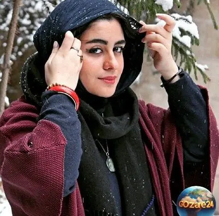اتاق خواب شیک و دلنشین فاطیما بهارمست نغمه از سرنوشت با قفسه‌های پر از کتاب و گلدان‌های زیبا در کنار پنجره