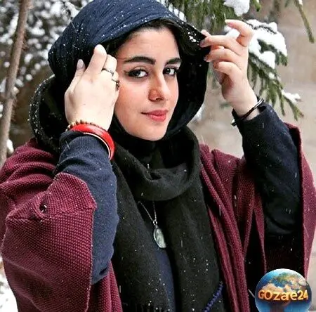 اتاق خواب شیک و دلنشین فاطیما بهارمست نغمه از سرنوشت با قفسه‌های پر از کتاب و گلدان‌های زیبا در کنار پنجره