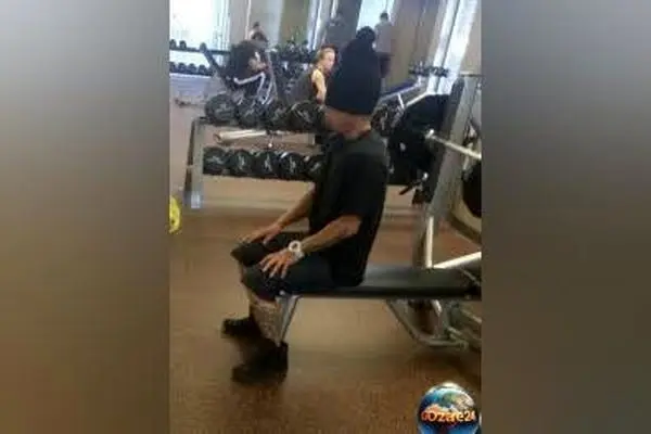 خلاقیت ایرانی در حفظ نظم باشگاه ورزشی؛ تابلوی کنایه‌آمیز که ورزشکاران را خنده‌دار و منظم کرد