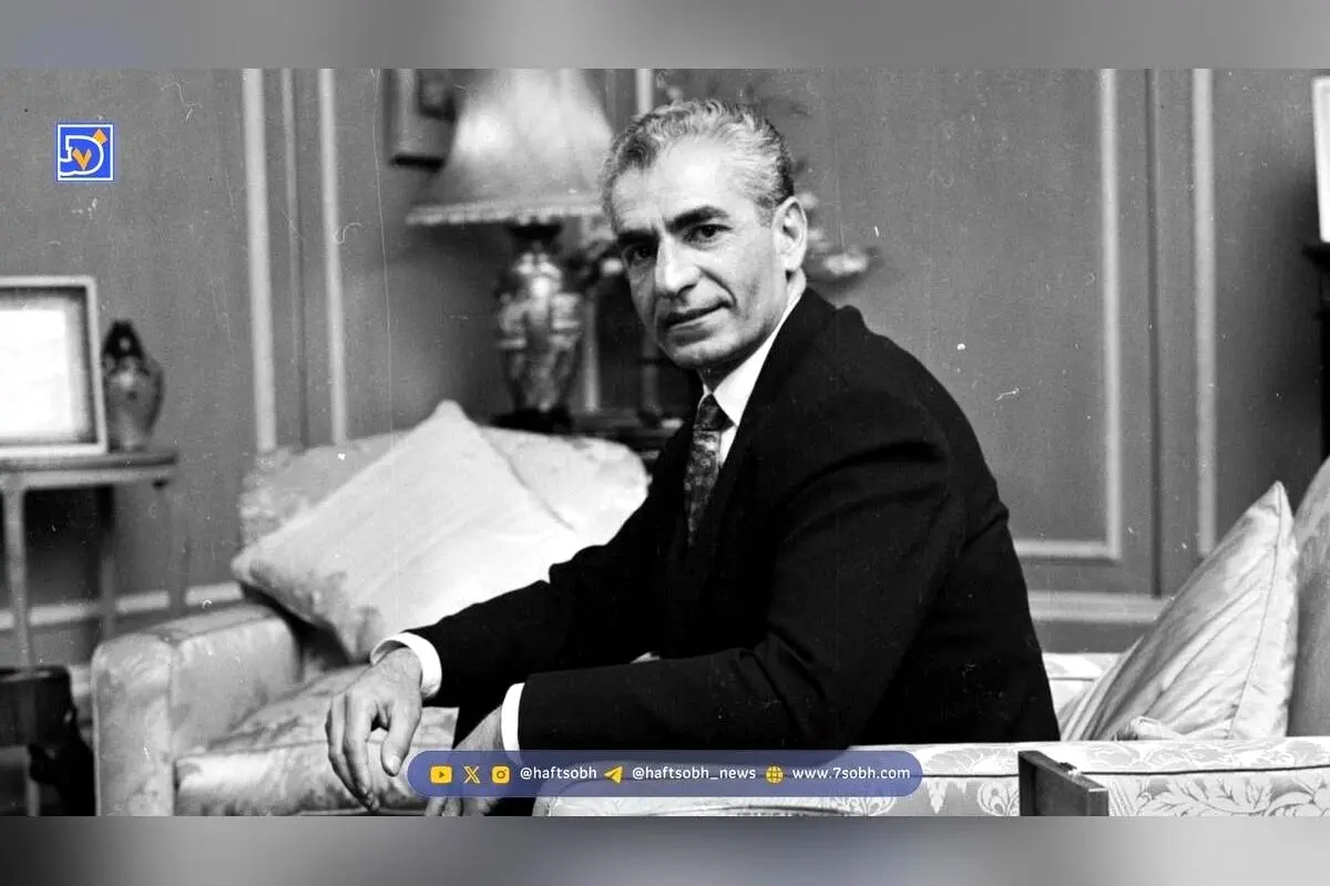 تصویر نادر از محمدرضا پهلوی در حال بازدید از مجسمه شاپور اول ساسانی در غار شاپور سال ۱۳۳۶