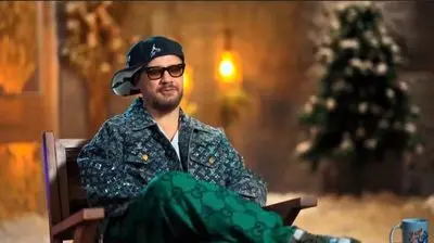 شلوار سبزی که علی صادقی در فینال جوکر پوشیده بود از چه برندی بود و چقدر می‌ارزید؟