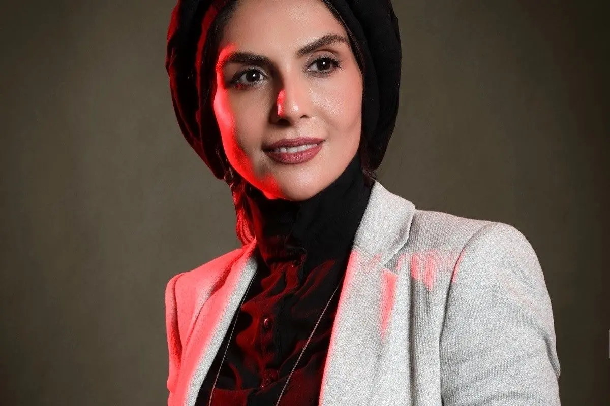 شیوا مکینیان، بازیگر پایتخت 7، با سلفی در آسانسور و شهرت جهانی در تئاترهای بینالمللی