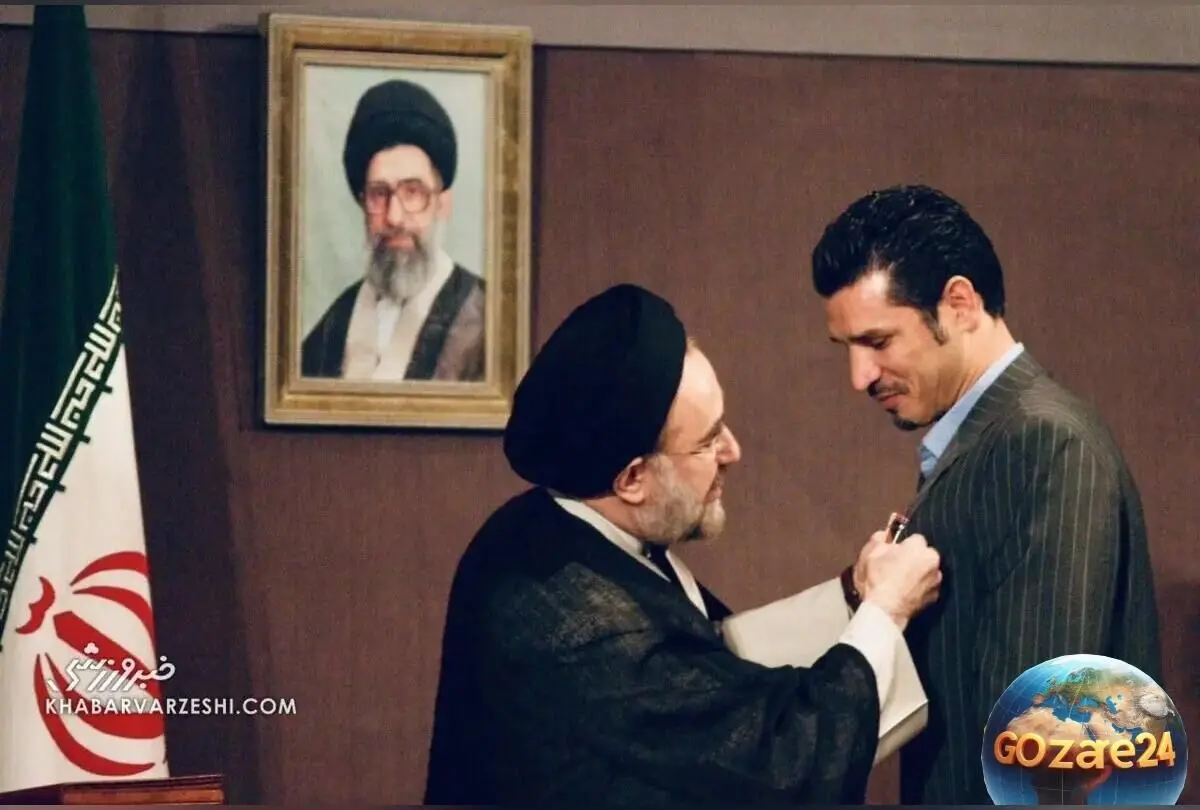 نوستالژی دهه هشتاد: خلاقیت جالب خاتمی در امضای توپ فوتبال روی شانه‌های علی دایی + تصاویر خاطره‌انگیز