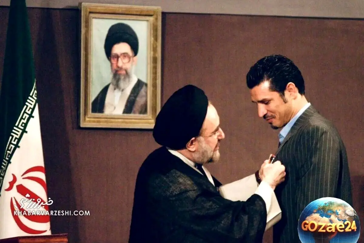 نوستالژی دهه هشتاد: خلاقیت جالب خاتمی در امضای توپ فوتبال روی شانه‌های علی دایی + تصاویر خاطره‌انگیز