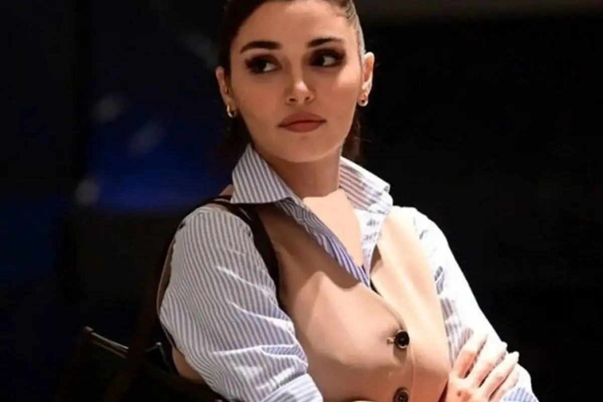 تصویر کیک تولد چند طبقه دیزنی لند ساخته شده برای هانده ارچل، ستاره ترکیهای