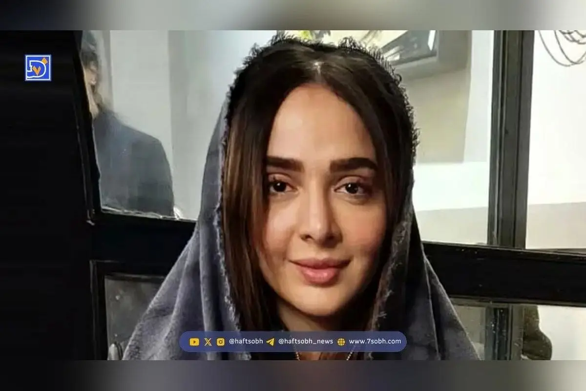 عکس جدید یاسمین در لحظه گرگ و میش با لباس توری و عروسکی، استایلی مدرن و خاص