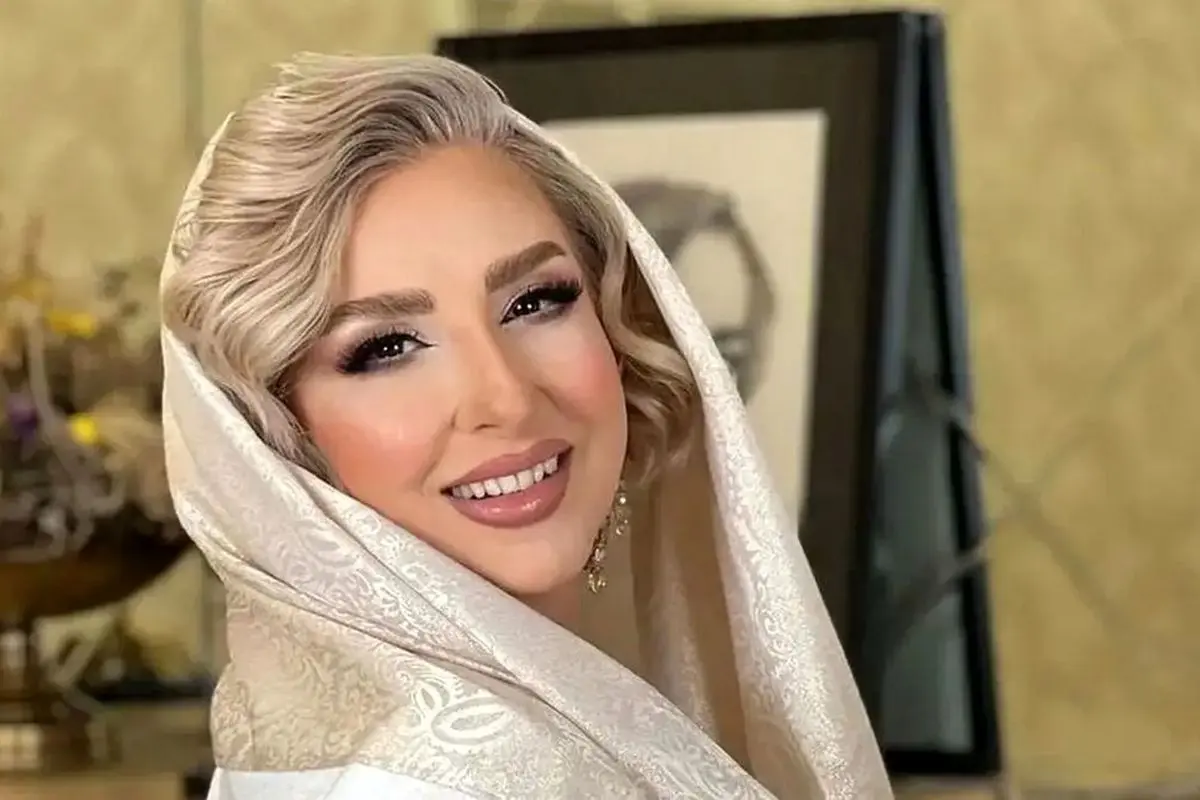 دکوراسیون لوکس و متفاوت خانه مرجانه گلچین با فرش‌های ایرانی و تابلوهای رازآلود