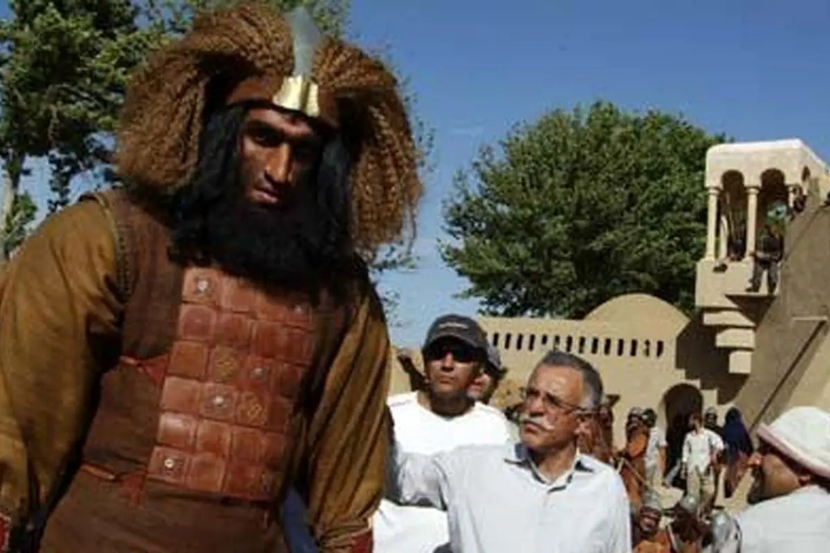 تصویر نادر حامد حدادی در نقش غول بنیضبه در سریال مختارنامه کنار مریم امیرجلالی در دهه ۹۰