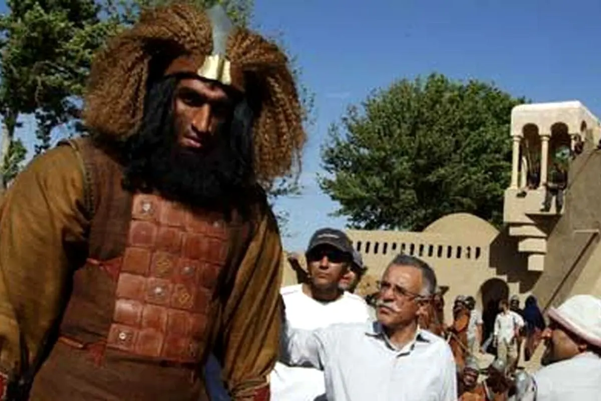 تصویر نادر حامد حدادی در نقش غول بنی‌ضبه در سریال مختارنامه کنار مریم امیرجلالی در دهه ۹۰