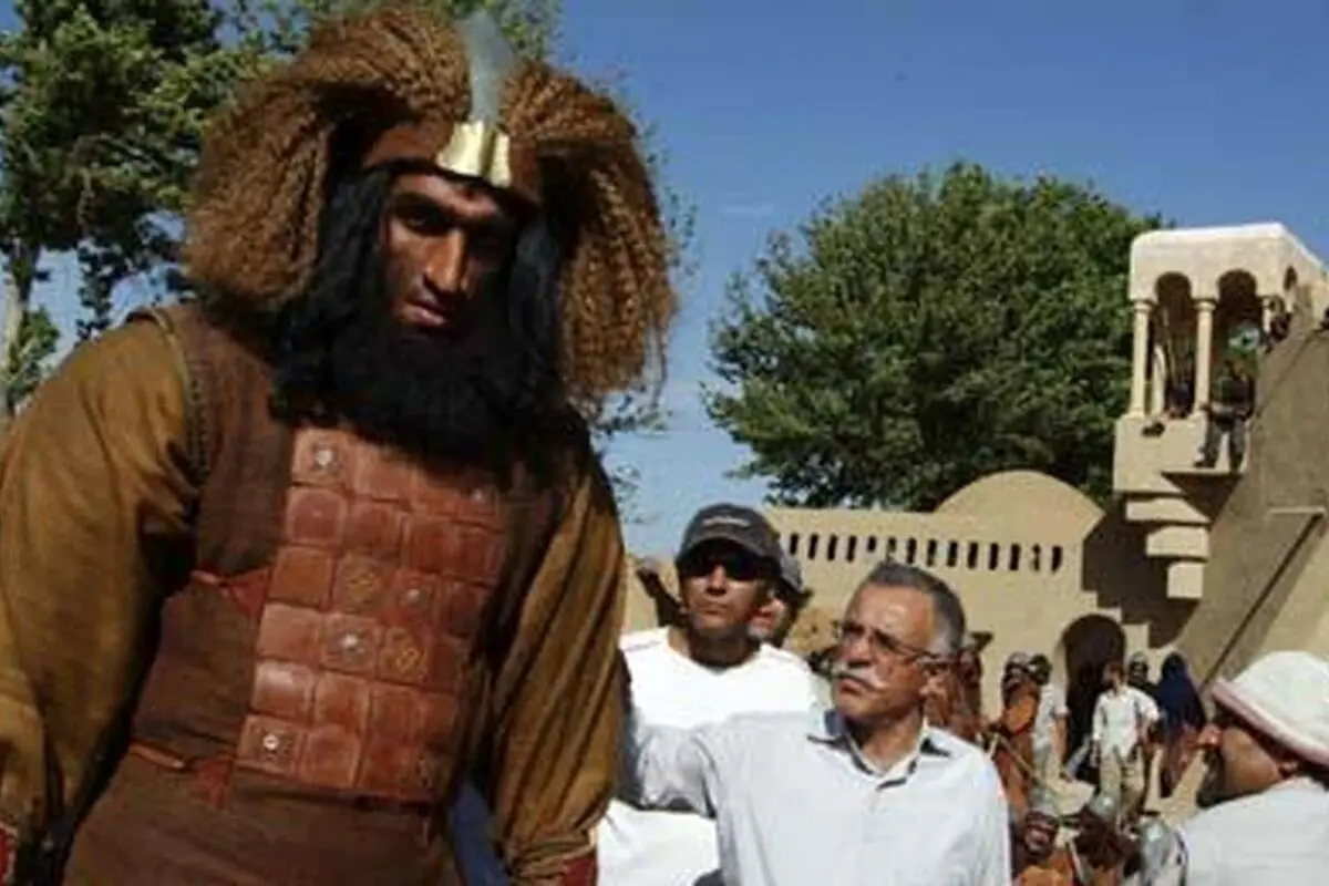 تصویر نادر حامد حدادی در نقش غول بنی‌ضبه در سریال مختارنامه کنار مریم امیرجلالی در دهه ۹۰