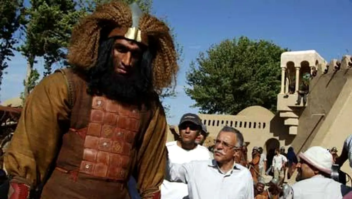 تصویر نادر حامد حدادی در نقش غول بنی‌ضبه در سریال مختارنامه کنار مریم امیرجلالی در دهه ۹۰