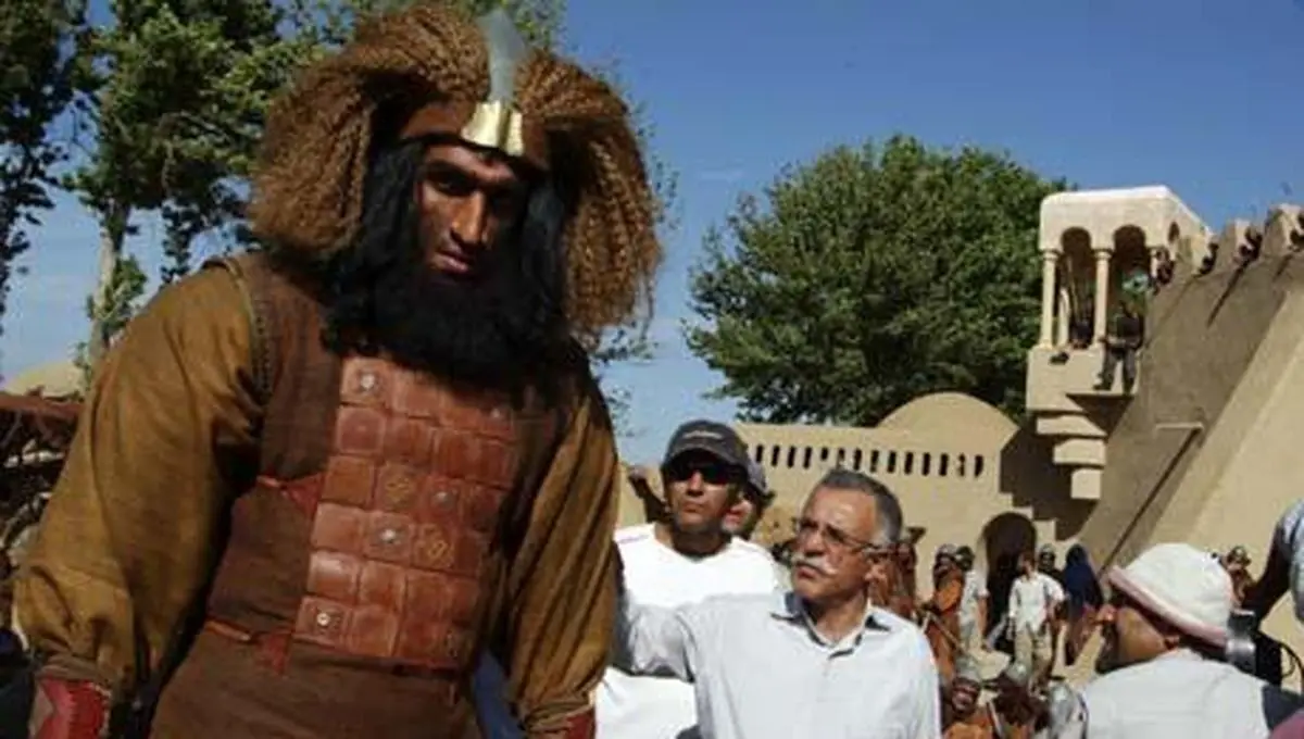تصویر نادر حامد حدادی در نقش غول بنی‌ضبه در سریال مختارنامه کنار مریم امیرجلالی در دهه ۹۰