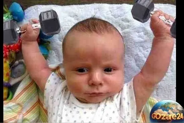 خلاقیت و شوخ‌طبعی ایرانی‌ها: کودک بدنساز کوچک با شکم شش‌تکه و اعتمادبه‌نفس بی‌نظیر!