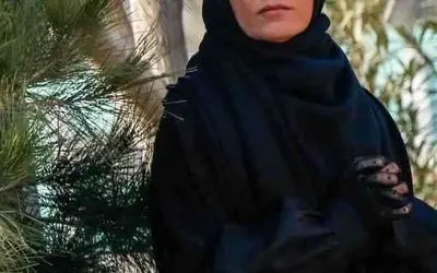 چهره غمزده سحر ولدبیگی در مراسم تشییع پدر هنرمندش + حضور نیما فلاح و همسرش در کنار خانواده