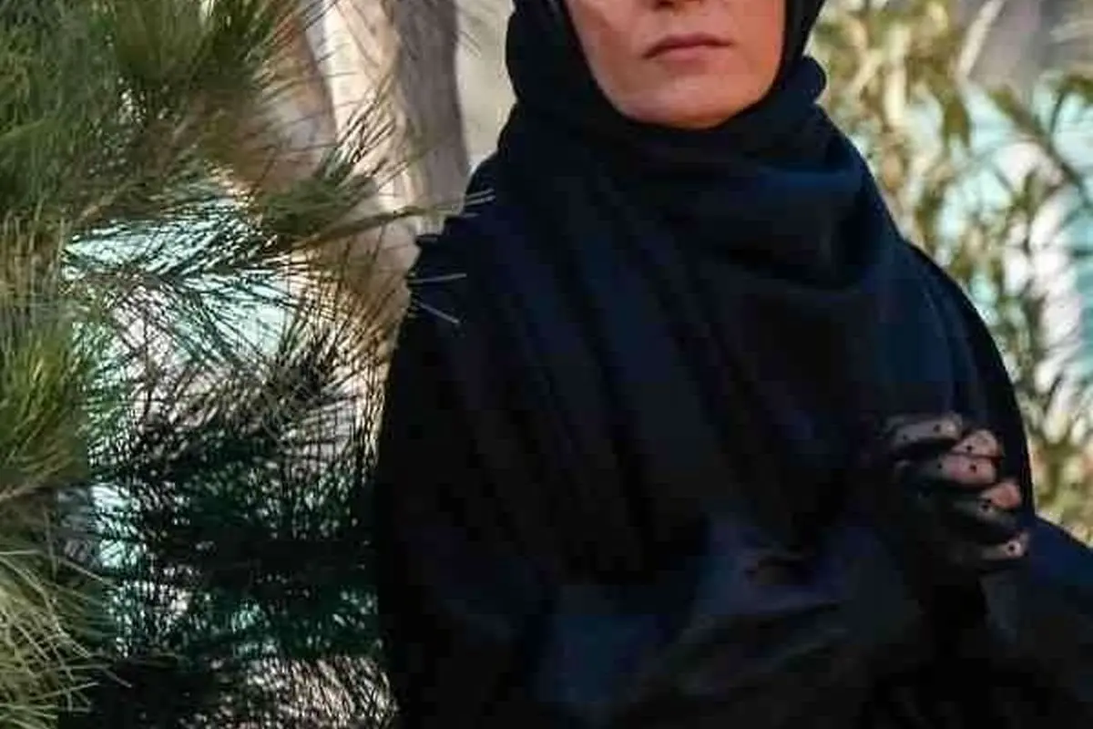چهره غمزده سحر ولدبیگی در مراسم تشییع پدر هنرمندش + حضور نیما فلاح و همسرش در کنار خانواده