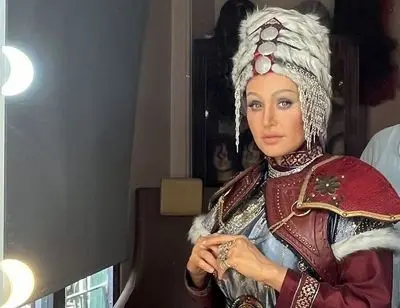 گریم سنگین الناز شاکر دوست در نمایش نبرد رستم و سهراب