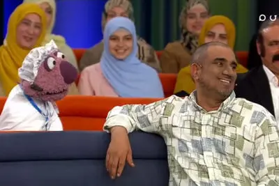 شوخی جناب‌خان با رنگ پوست نصرالله رادش در برنامه ۱۰۰۱؛خوشبحالت زیباترین رنگ غرب آسیا رو داری.