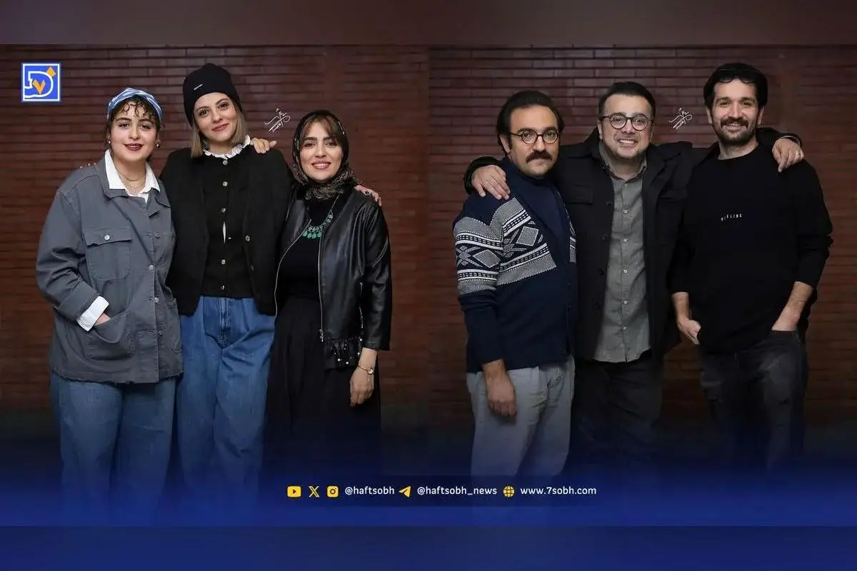 نمایش «باران اسیدی» با بازی سپند امیرسلیمانی و مونا کرمی در تئاتر، روایت واقعی از تنش‌ها و اعتراف‌های دوستان در محاصره باران اسیدی