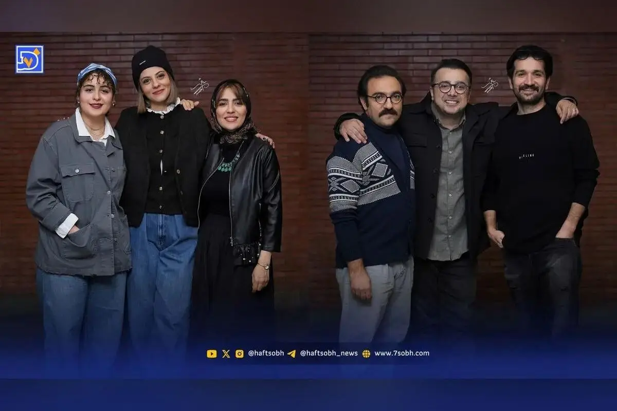 نمایش «باران اسیدی» با بازی سپند امیرسلیمانی و مونا کرمی در تئاتر، روایت واقعی از تنش‌ها و اعتراف‌های دوستان در محاصره باران اسیدی