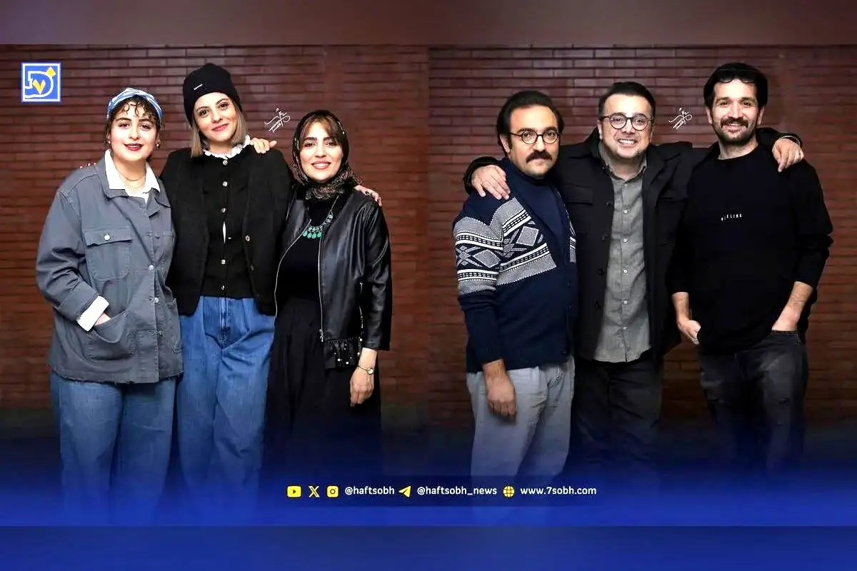 نمایش «باران اسیدی» با بازی سپند امیرسلیمانی و مونا کرمی در تئاتر، روایت واقعی از تنش‌ها و اعتراف‌های دوستان در محاصره باران اسیدی