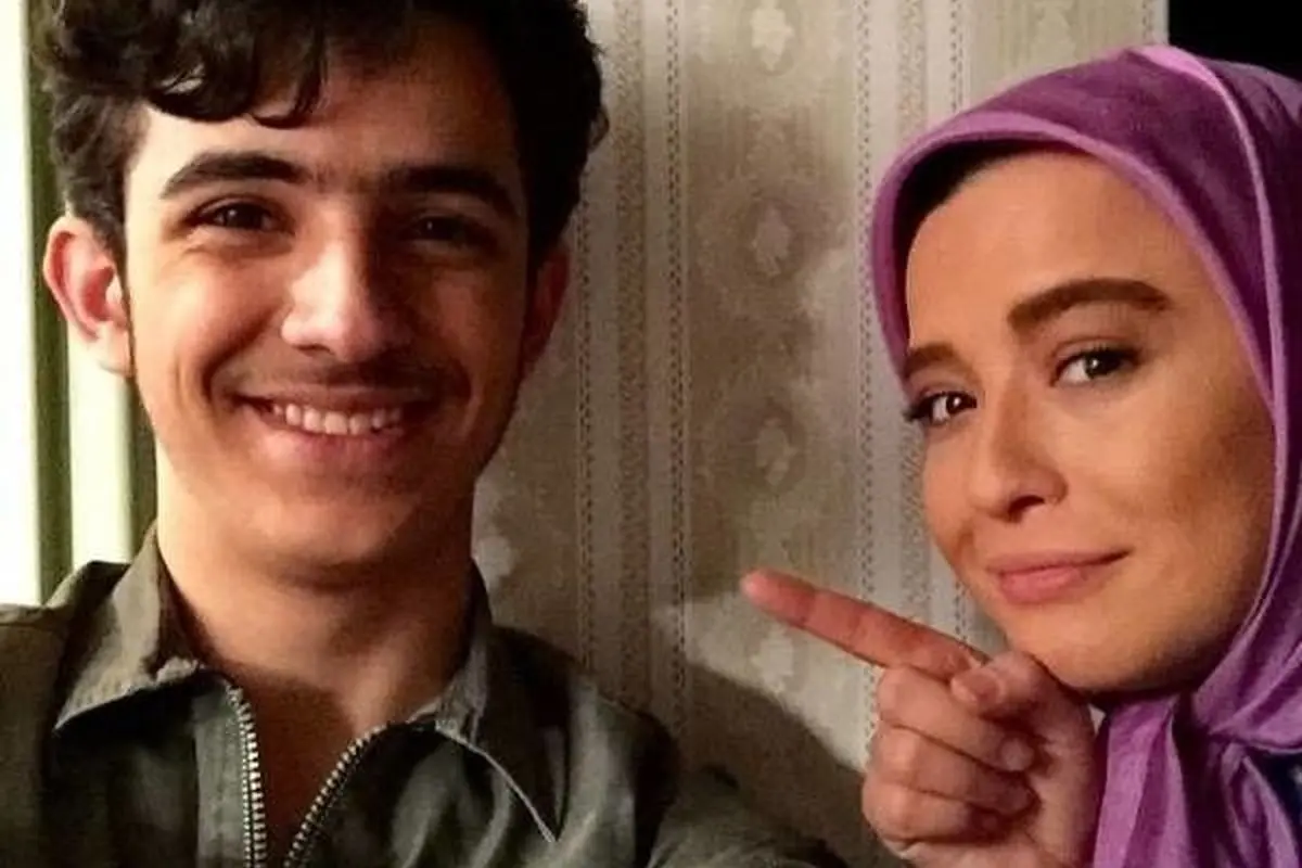 علی شادمان و مهراوه شریفی نیا در کنار طرفدارانشان در پارکینگ؛ لحظاتی ساده و خاکی پس از پخش سریال کیمیا
