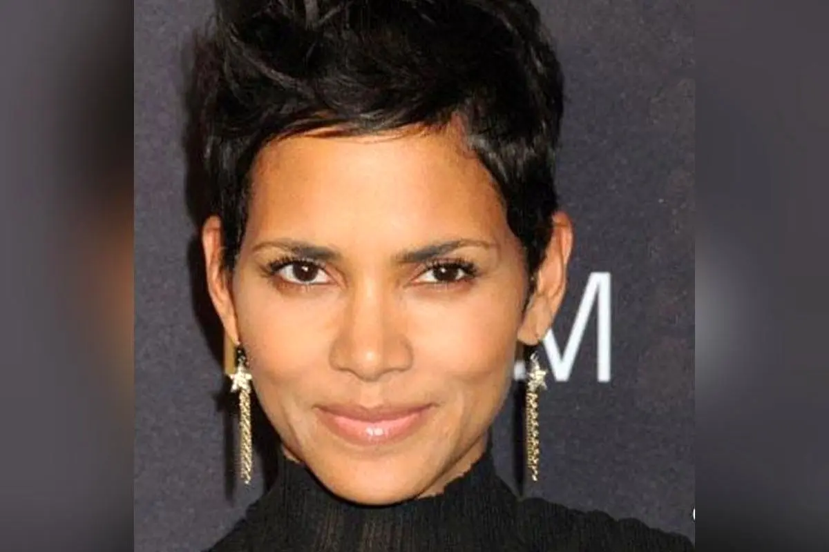 خانه لوکس هال بری در بورلی هیلز با طراحی مدیترانه‌ای و حیاط سبز و دنج