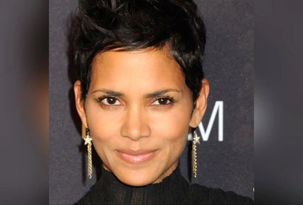 خانه لوکس هال بری در بورلی هیلز با طراحی مدیترانه‌ای و حیاط سبز و دنج