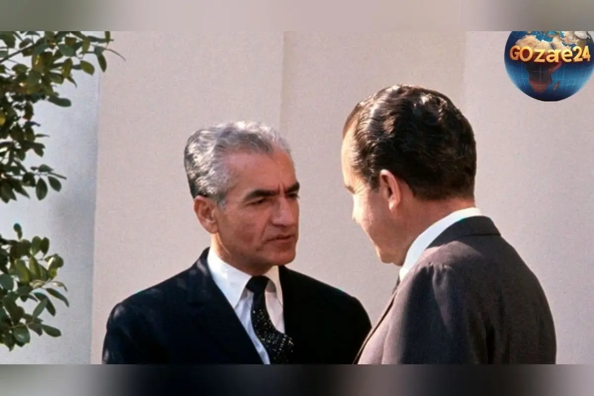 عکس نادر و تاریخی: شاه پهلوی در حال کمک به ملکه الیزابت در تهران سال ۱۳۳۸